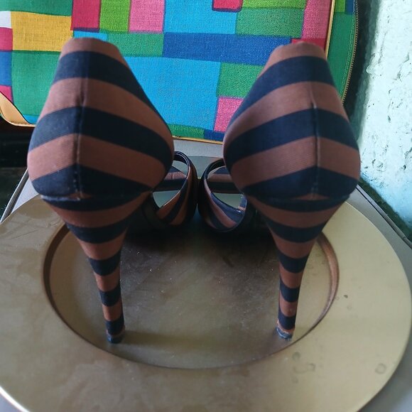 Alice Olivia  Gigi Stripe Heels - Picture 4 of 9